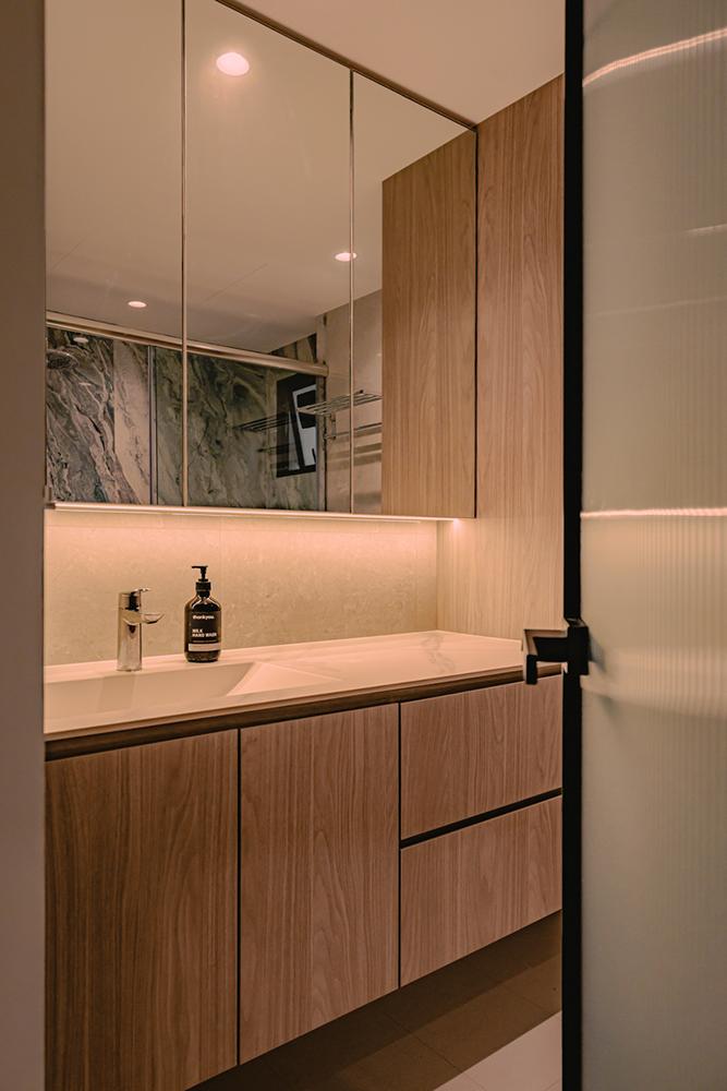 Minimalist Bathroom with Countertop and Homogeneous Tiles