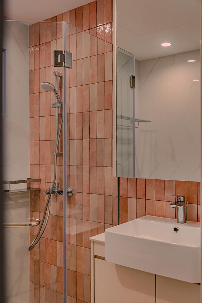 Minimalist Bathroom with Homogeneous Tiles and Mirror