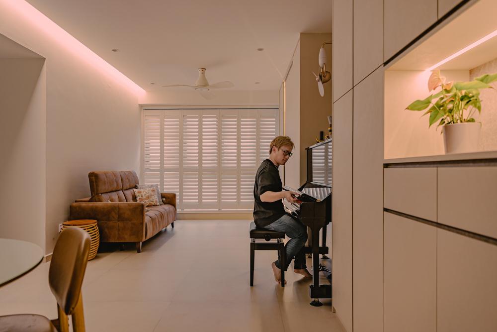 Minimalist Living Room with Bookshelf and Homogeneous Tiles