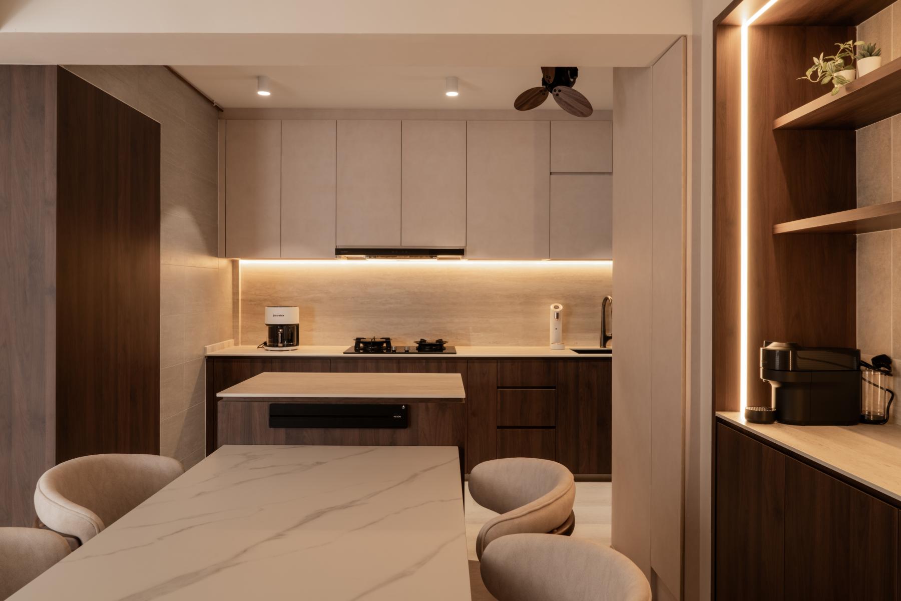 Contemporary Dining Room with Dining Table and Dining Chairs