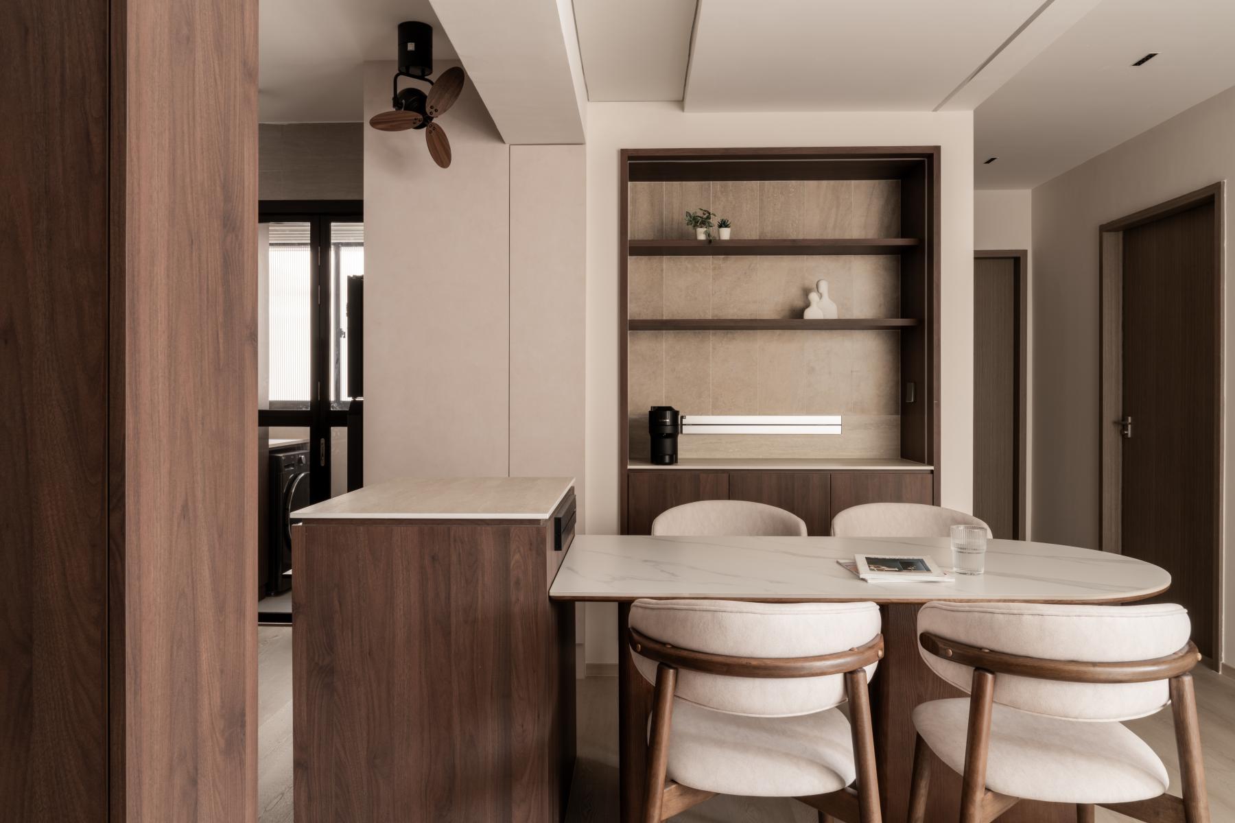 Contemporary Dining Room with Dining Table and Dining Chairs