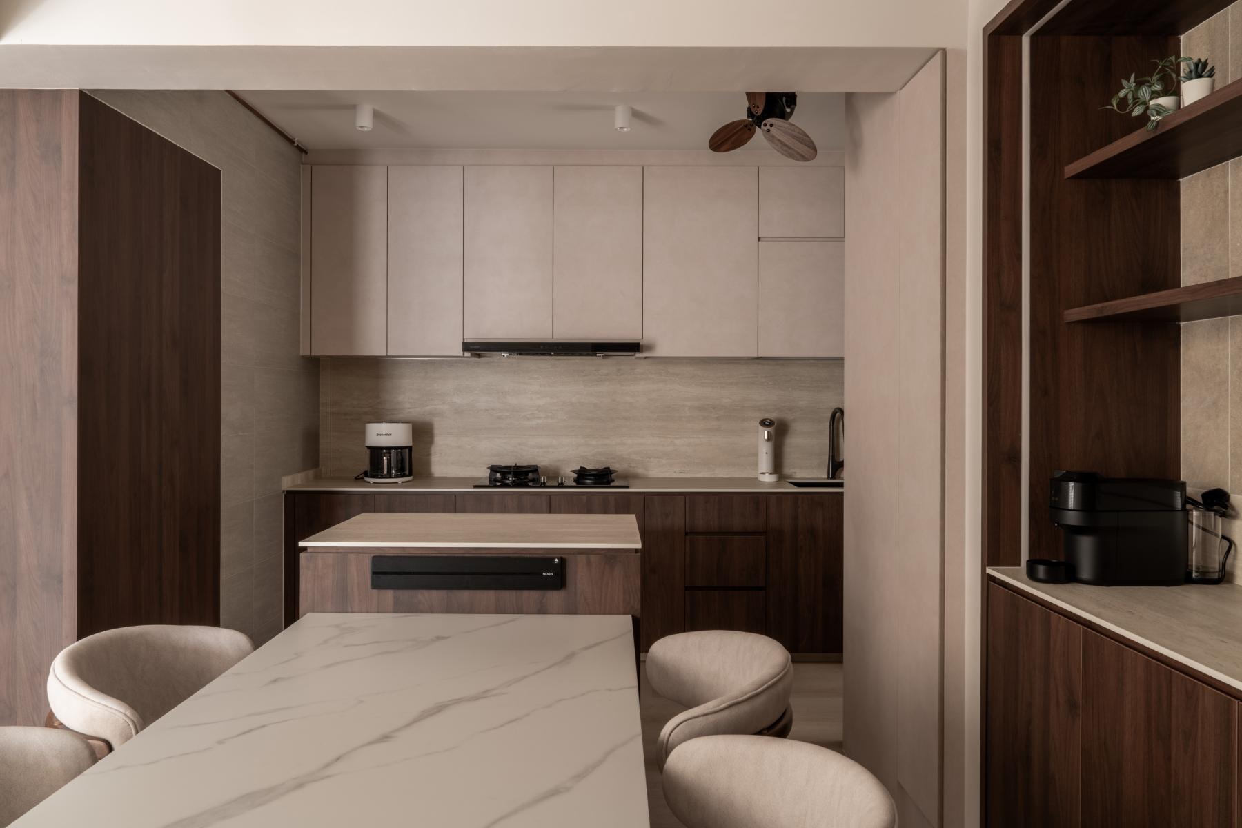Contemporary Dining Room with Dining Table and Dining Chairs