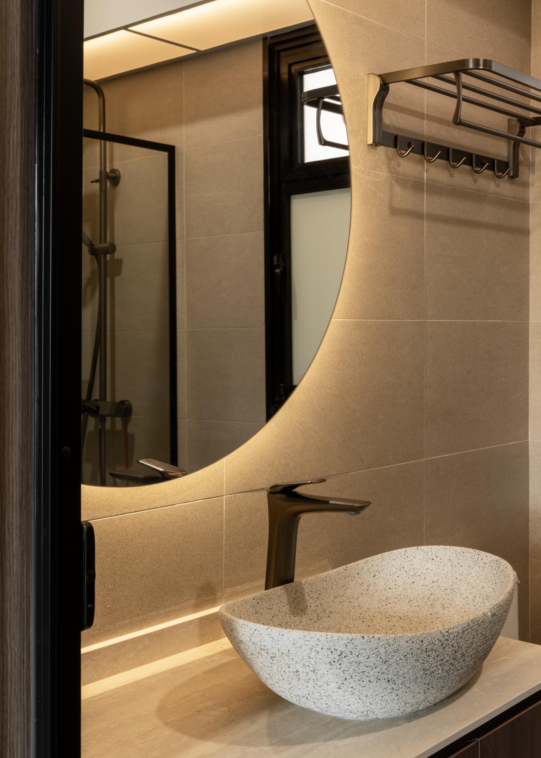 Contemporary Bathroom with Mirror and Bathroom Storage