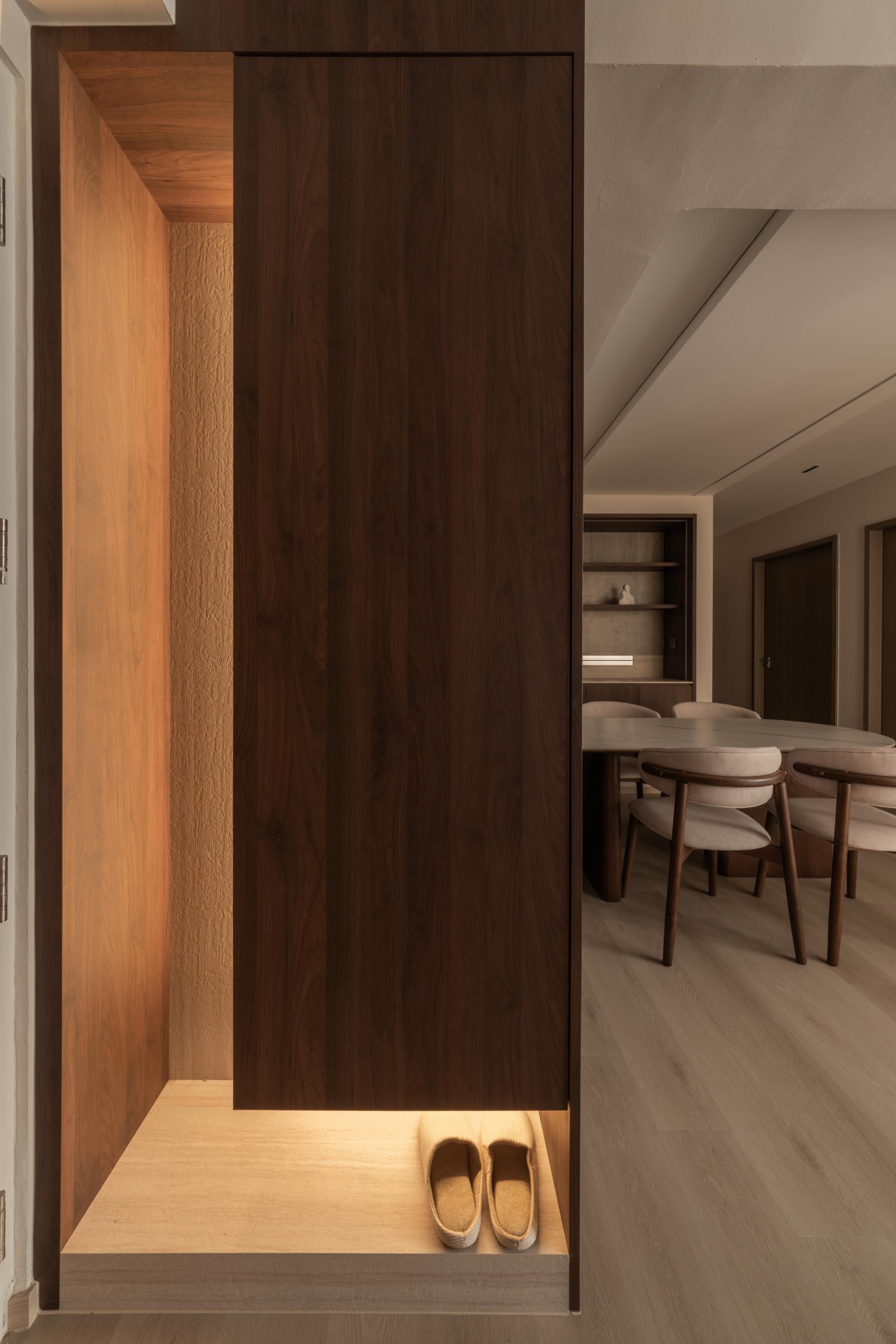 Contemporary Entryway with Shoe Rack and Small Storage