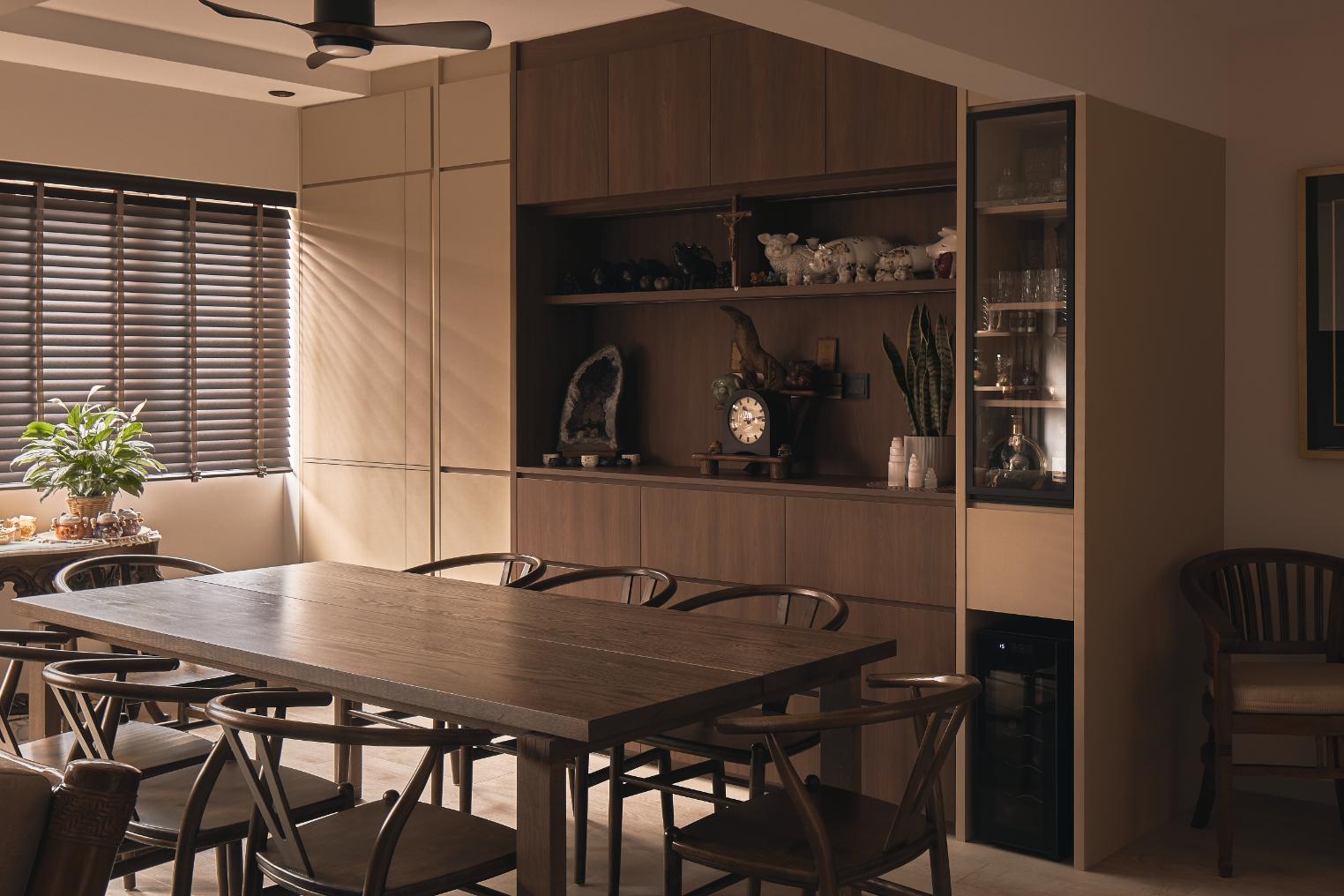 Contemporary Dining Room with Dining Table and Dining Chairs