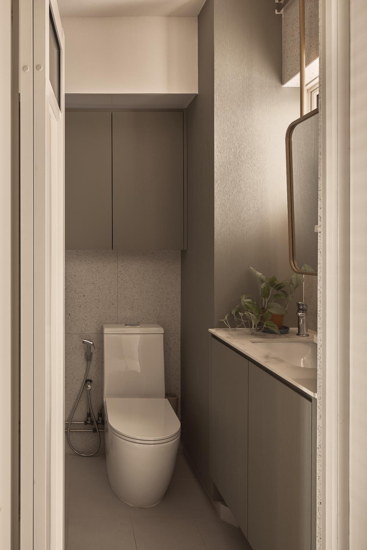Contemporary Bathroom with Mirror and Bathroom Storage
