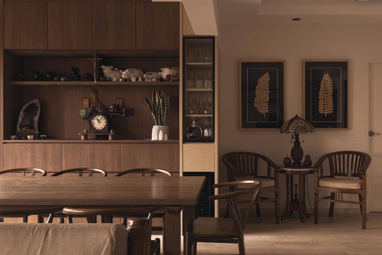 Contemporary Dining Room with Dining Table and Dining Chairs