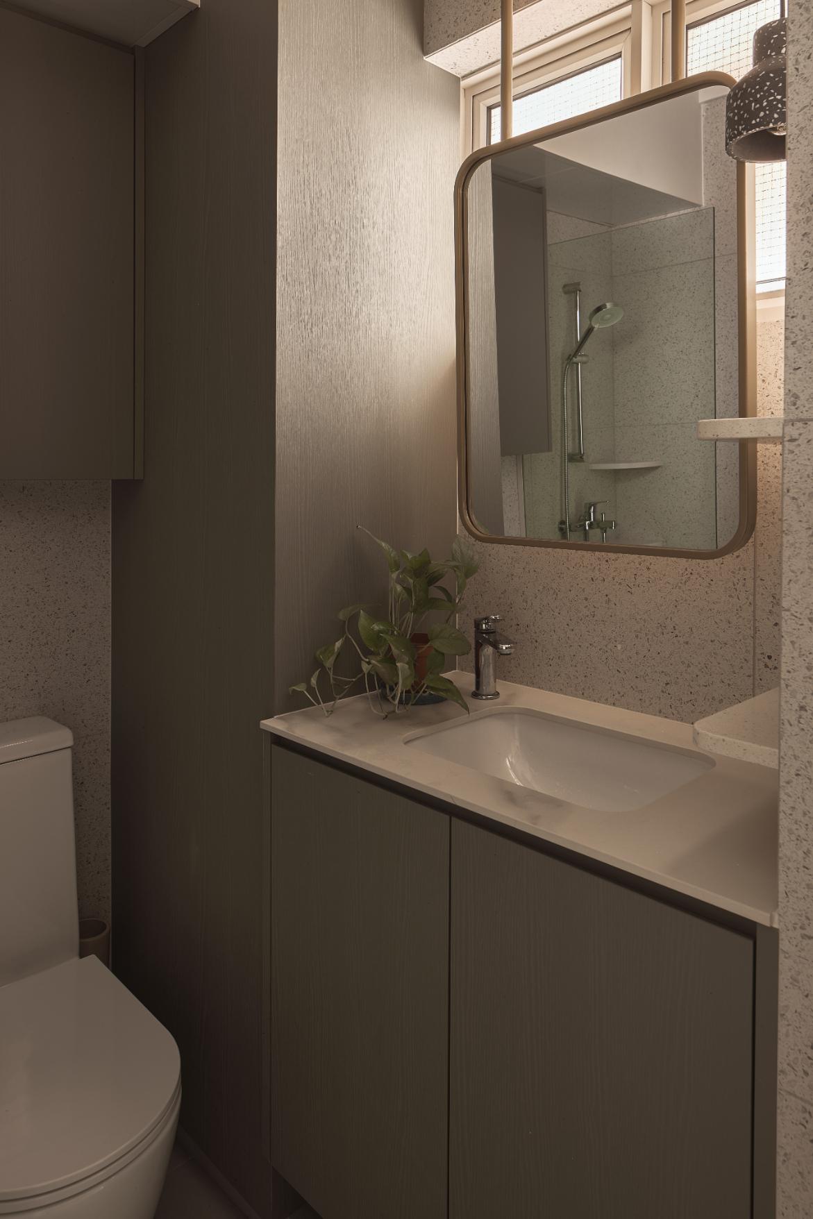 Contemporary Bathroom with Mirror and Bathroom Storage