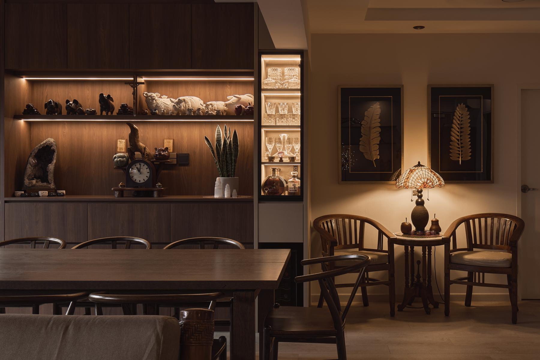 Contemporary Dining Room with Dining Table and Dining Chairs