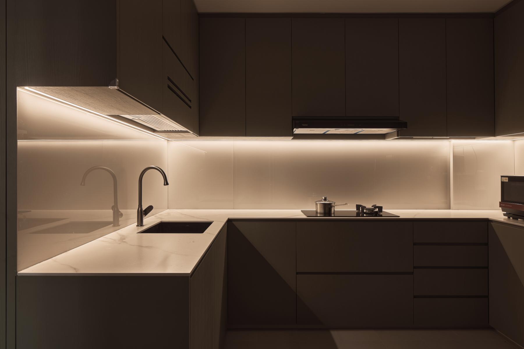Contemporary Kitchen with Countertop and Kitchen Island