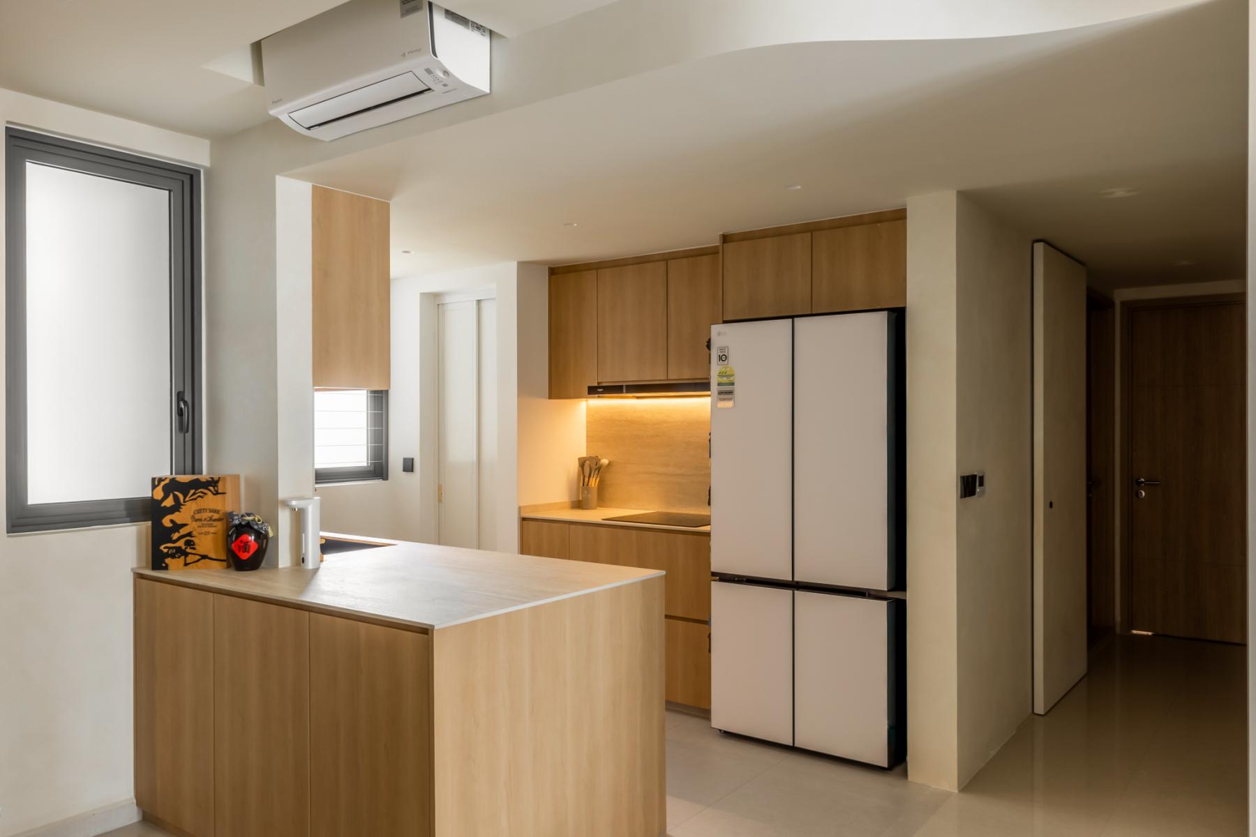 Asian Kitchen with Breakfast Counter and Kitchen Backsplash