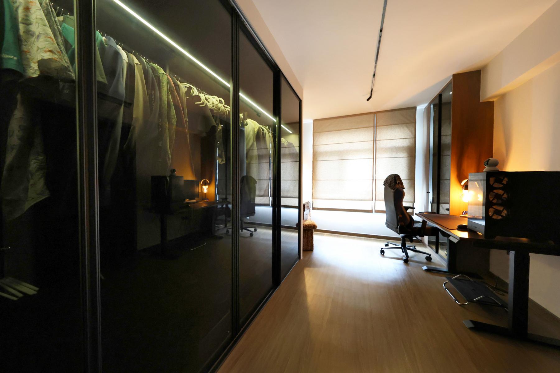 Contemporary Walk-in Wardrobe with Wardrobe and Small Storage