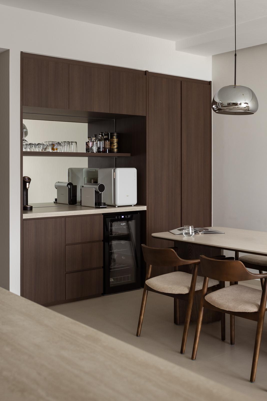 Contemporary Dining Room with Dining Table and Dining Chairs