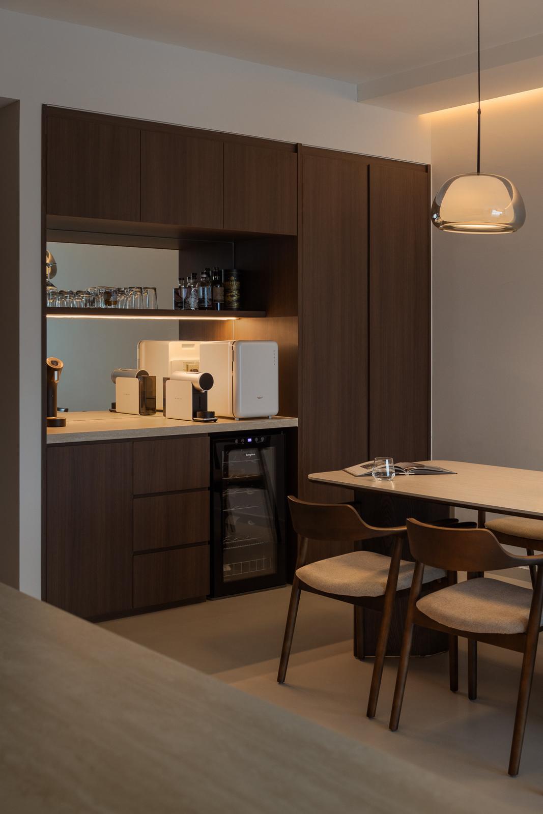 Contemporary Dining Room with Dining Table and Dining Chairs