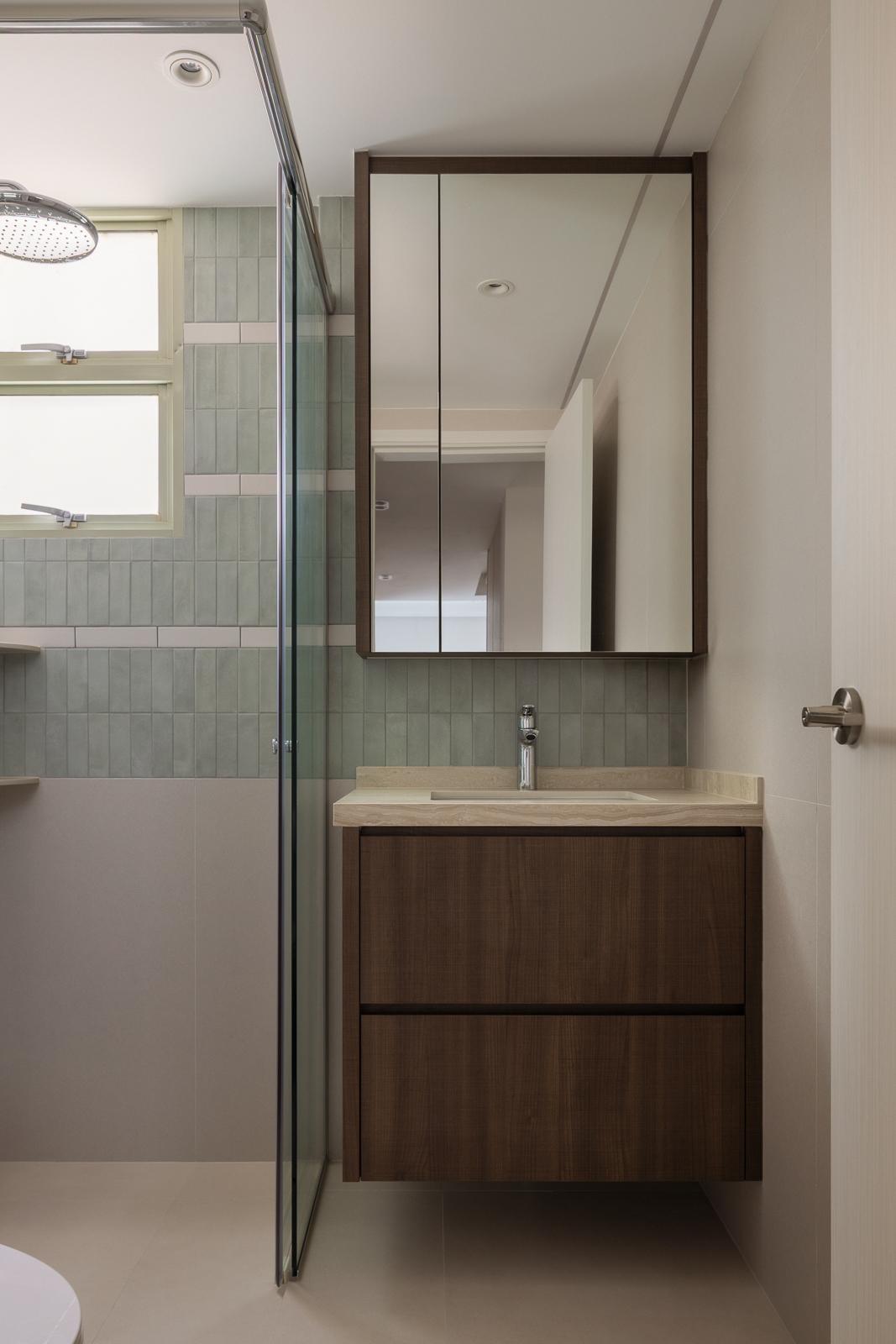 Contemporary Bathroom with Mirror and Bathroom Storage