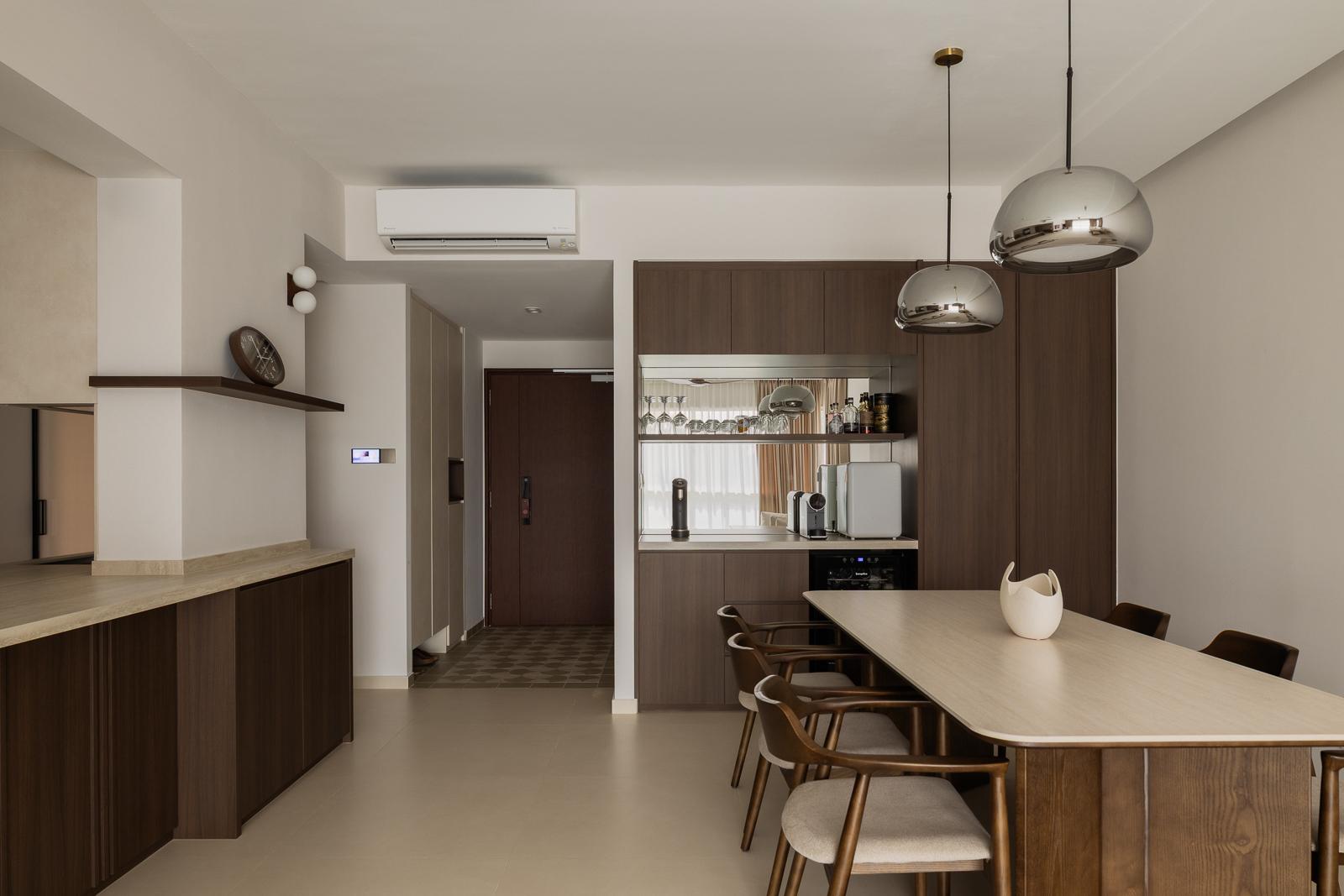 Contemporary Dining Room with Dining Table and Dining Chairs