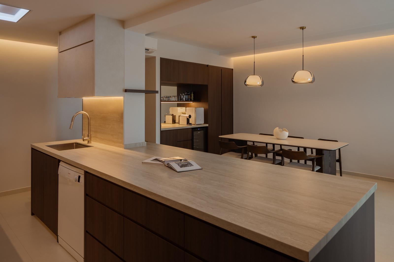 Contemporary Dining Room with Dining Table and Dining Chairs