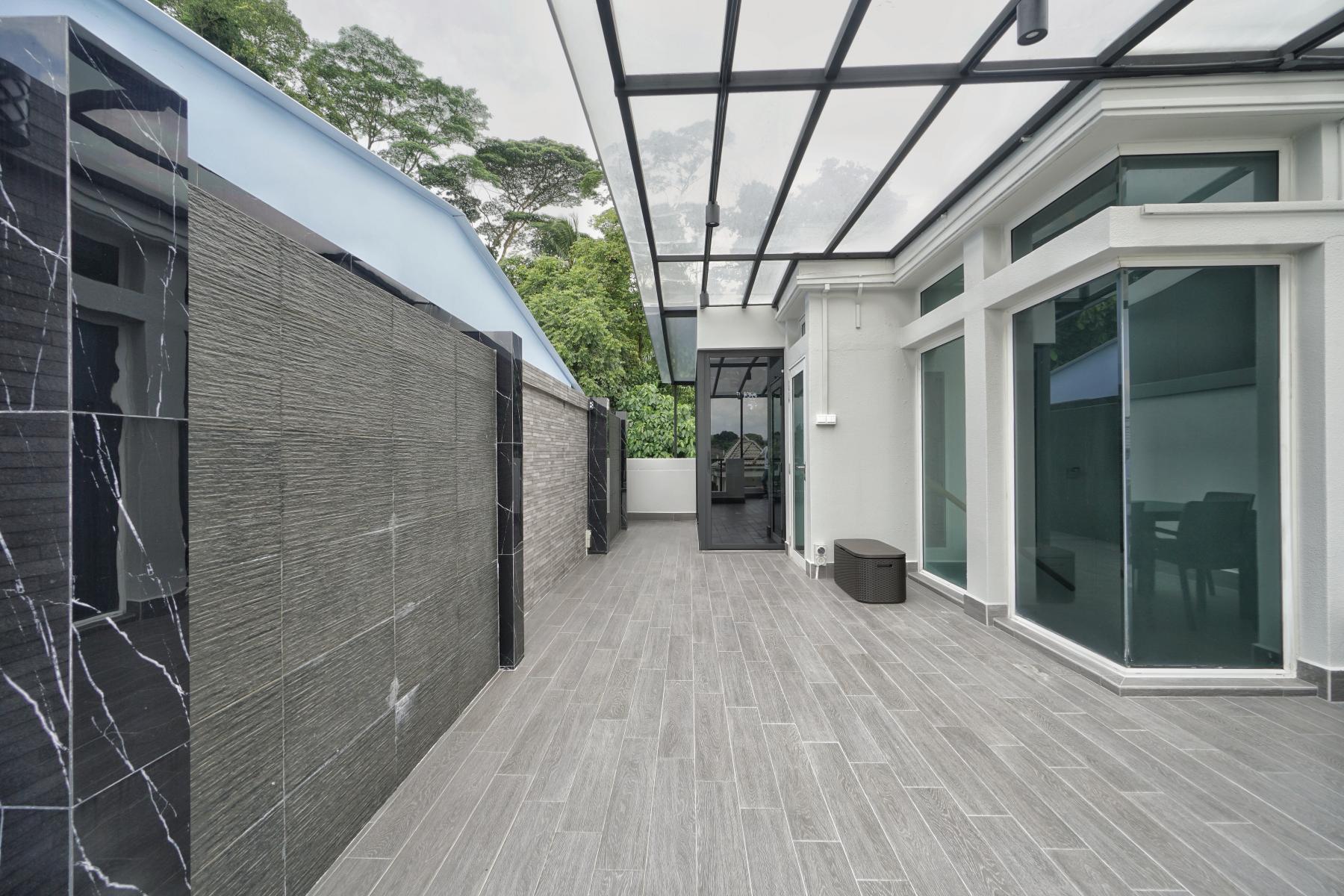Minimalist Courtyard with Wood Flooring and Outdoor Chairs