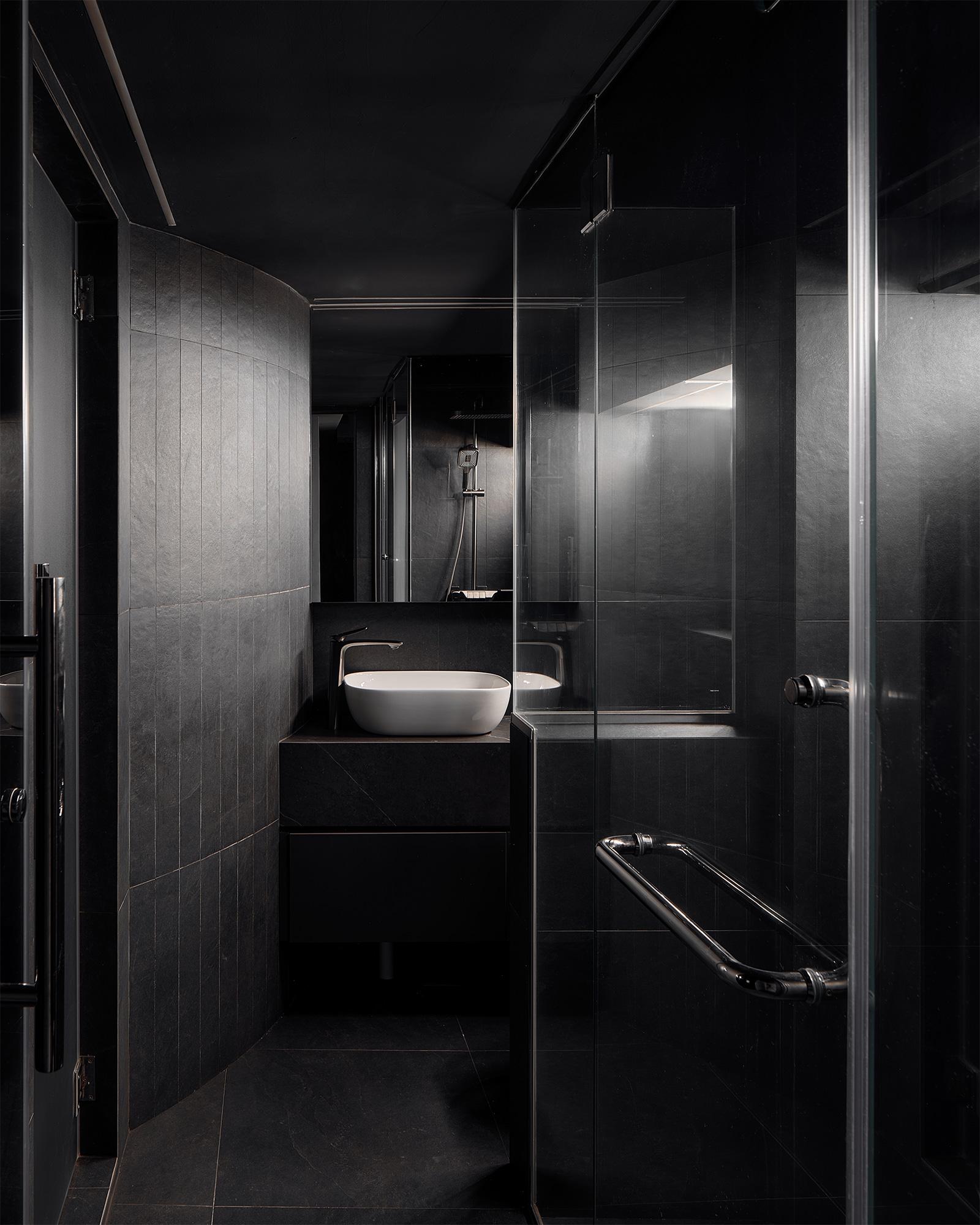 Contemporary Bathroom with Countertop and Homogeneous Tiles