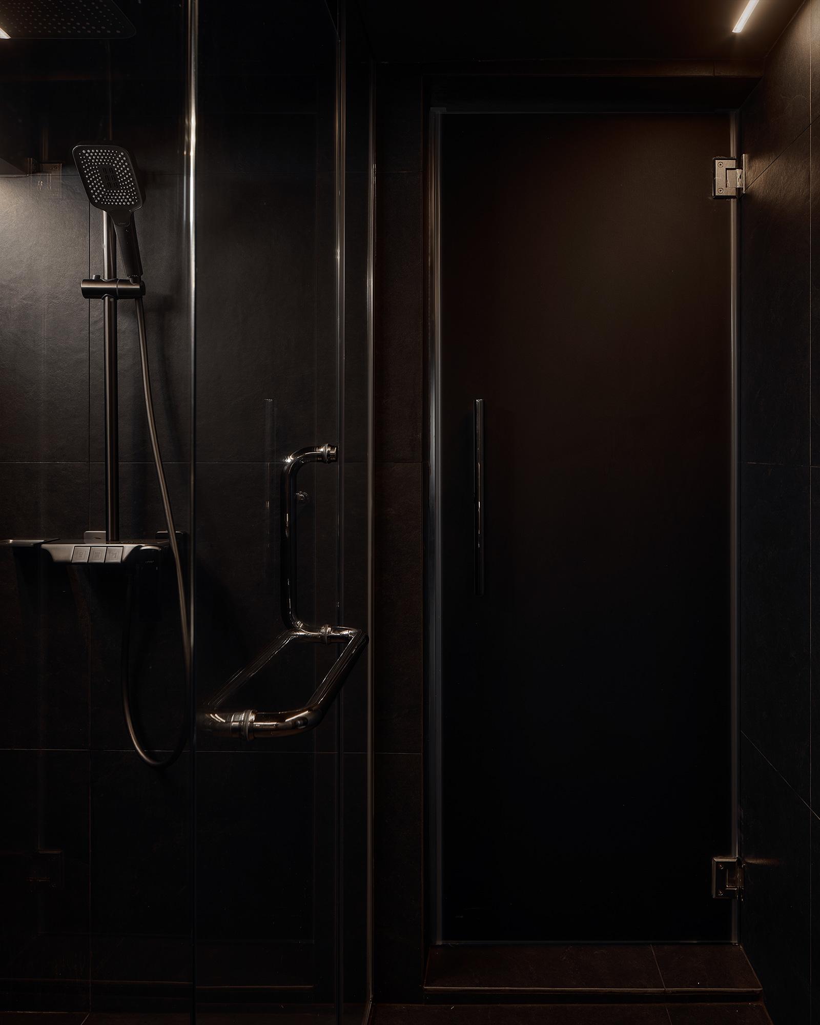 Contemporary Bathroom with Countertop and Homogeneous Tiles