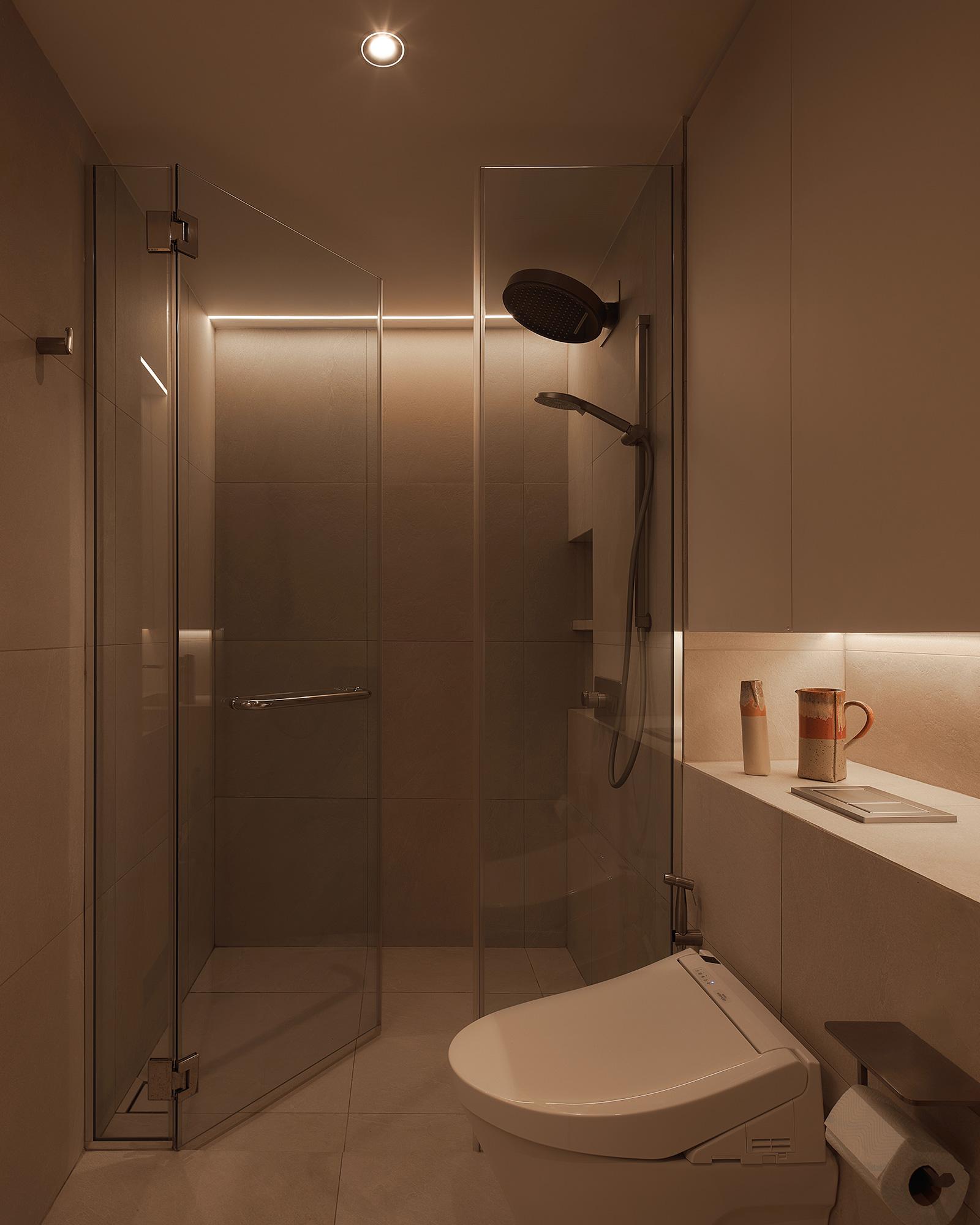 Contemporary Bathroom with Homogeneous Tiles and Rainshower