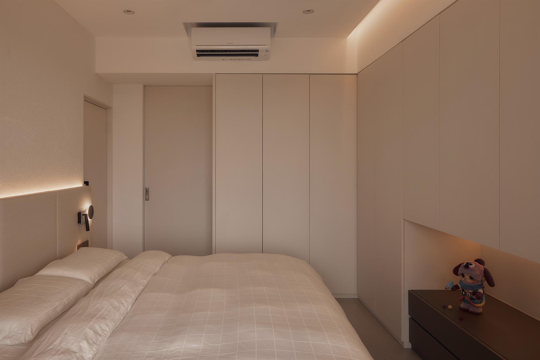 Contemporary Bedroom with Vinyl Flooring and Wardrobe