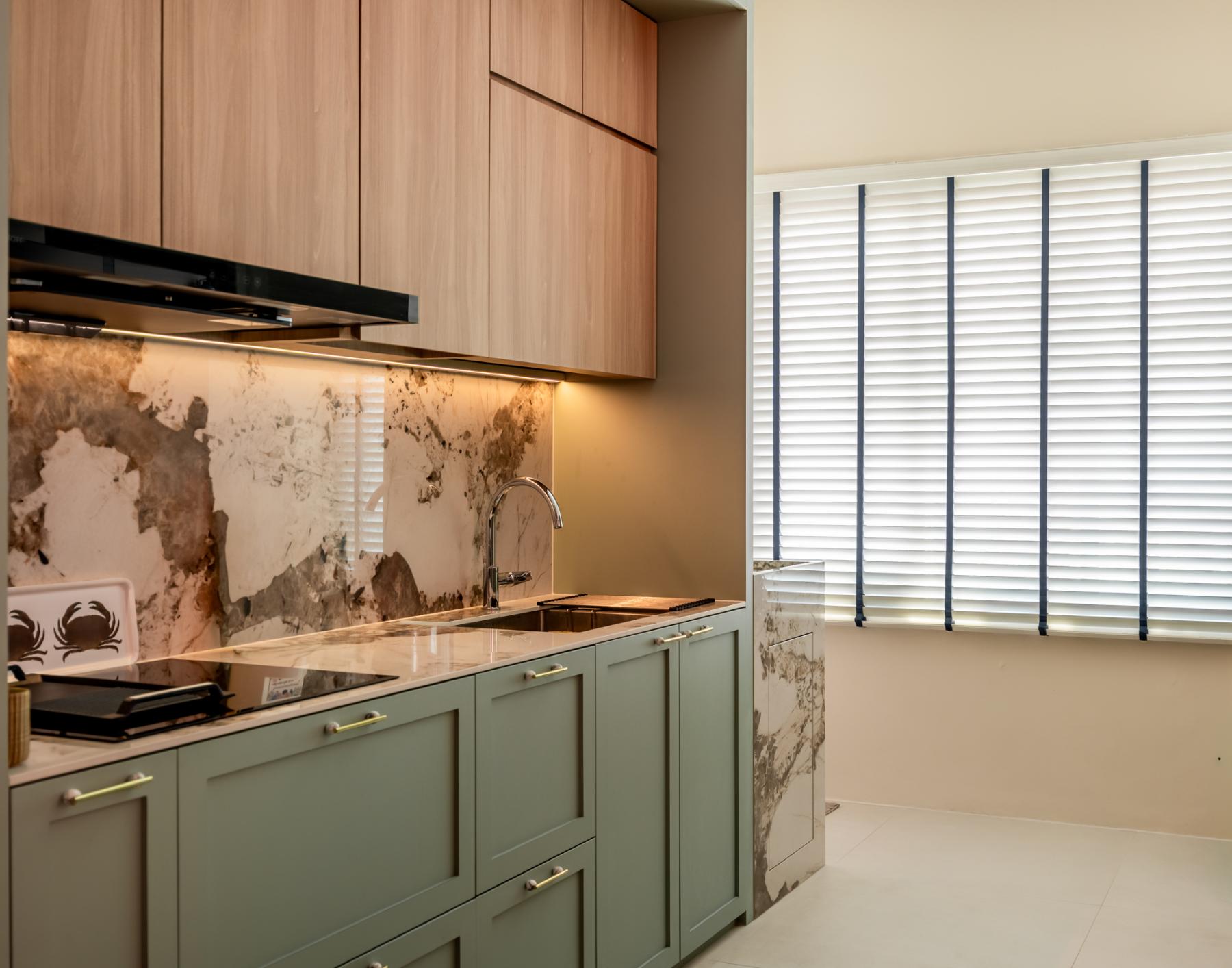 Eclectic Kitchen with Breakfast Counter and Kitchen Backsplash