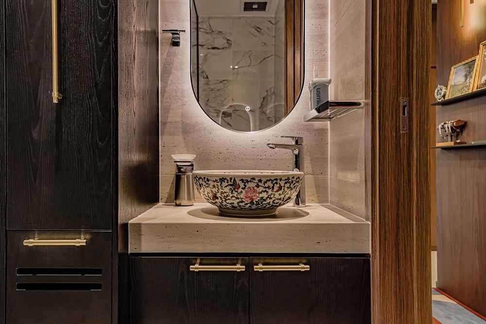 Modern Bathroom with Countertop and Mirror