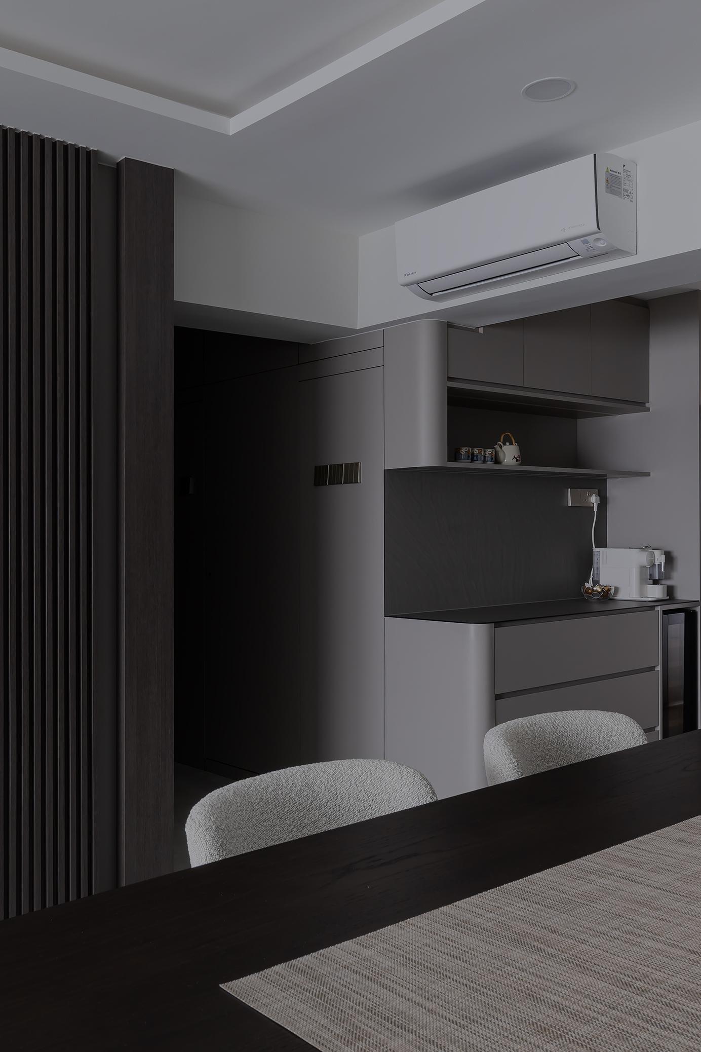 Contemporary Dining Room with Dining Table and Dining Chairs