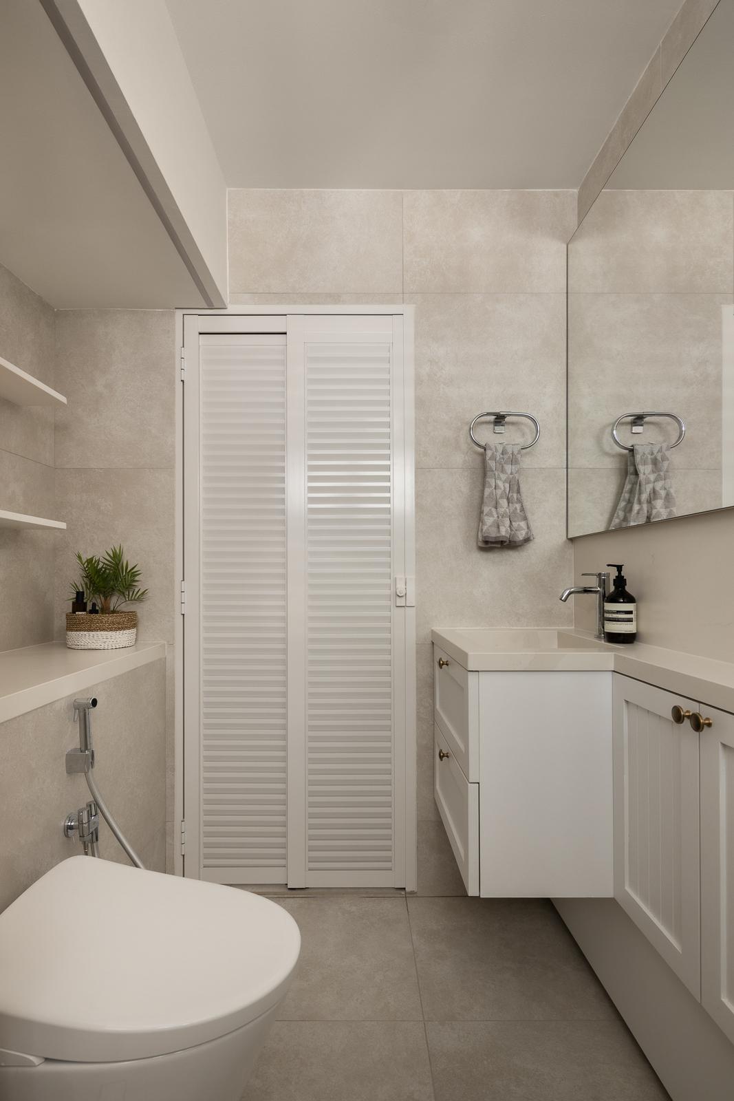 Contemporary Bathroom with Homogeneous Tiles and Mirror