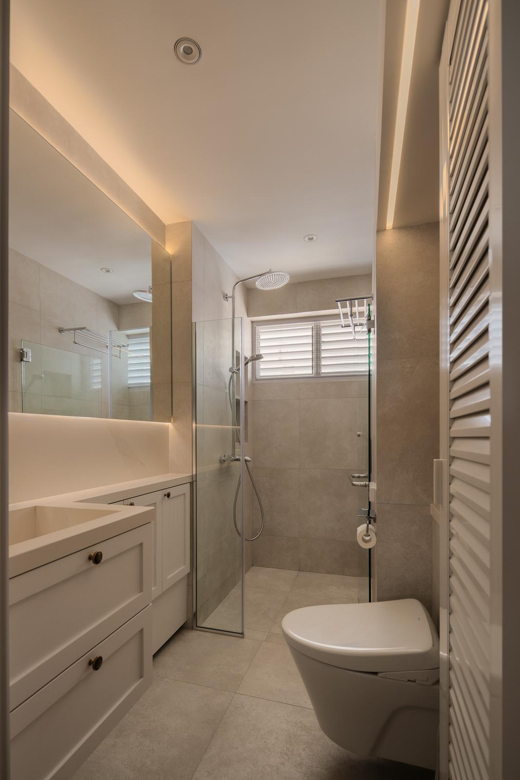 Contemporary Bathroom with Homogeneous Tiles and Shower Screen