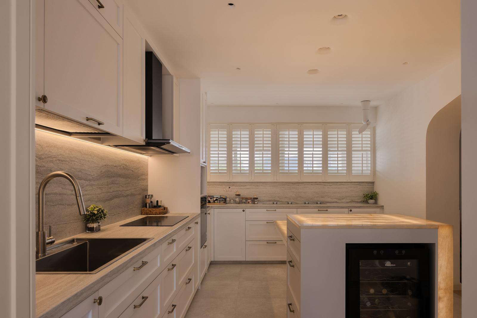 Contemporary Kitchen with Countertop and Kitchen Island