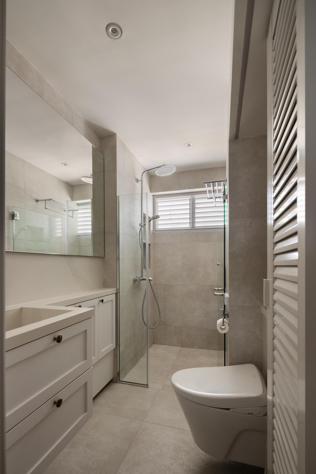 Contemporary Bathroom with Homogeneous Tiles and Mirror