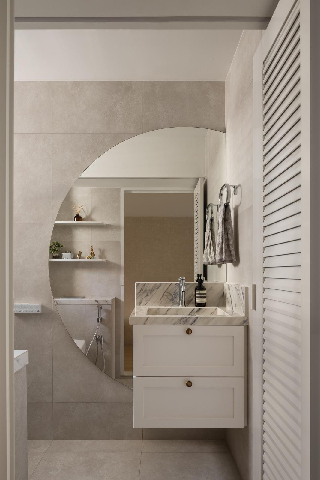 Contemporary Bathroom with Homogeneous Tiles and Mirror