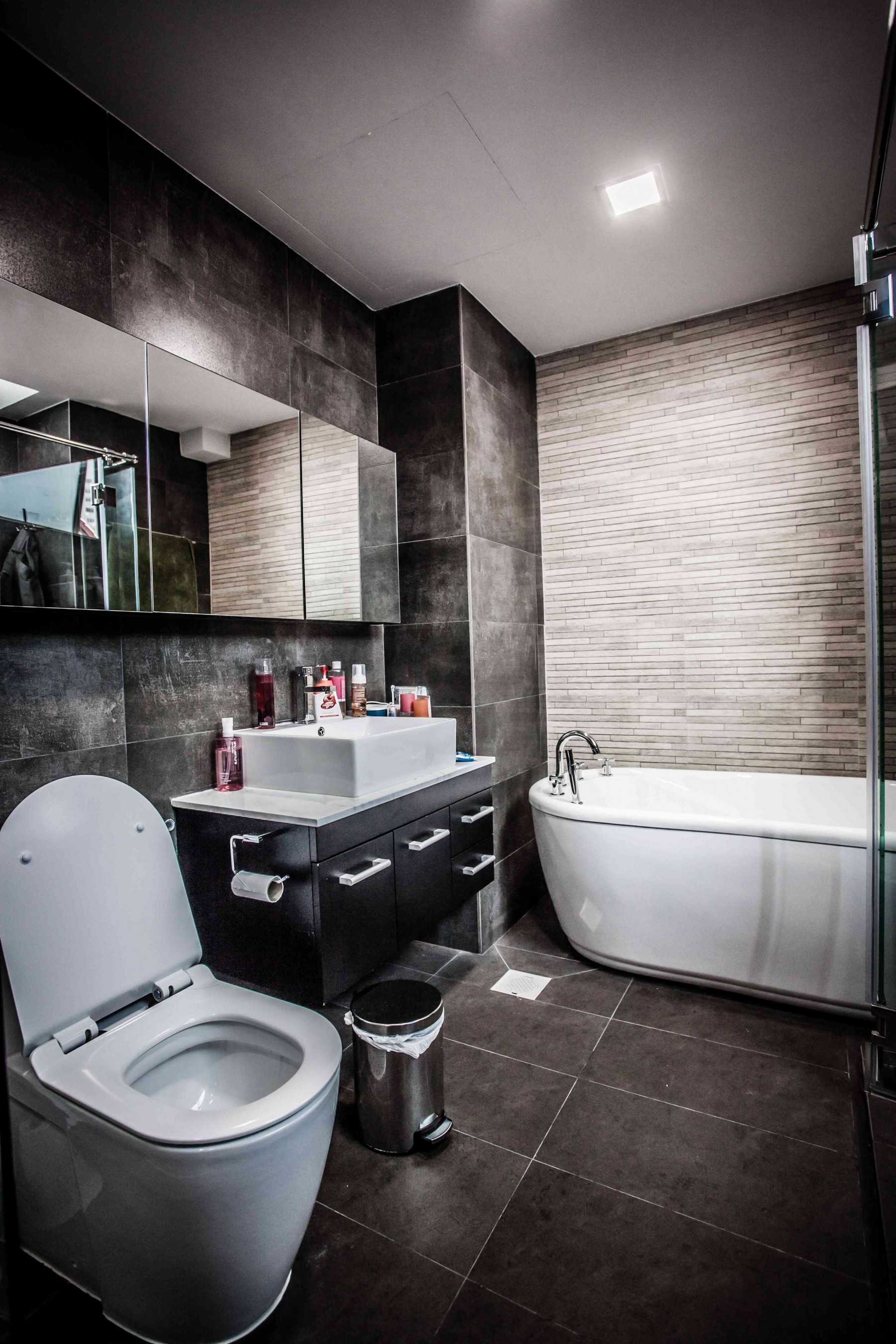 Contemporary Bathroom with Homogeneous Tiles and Mirror