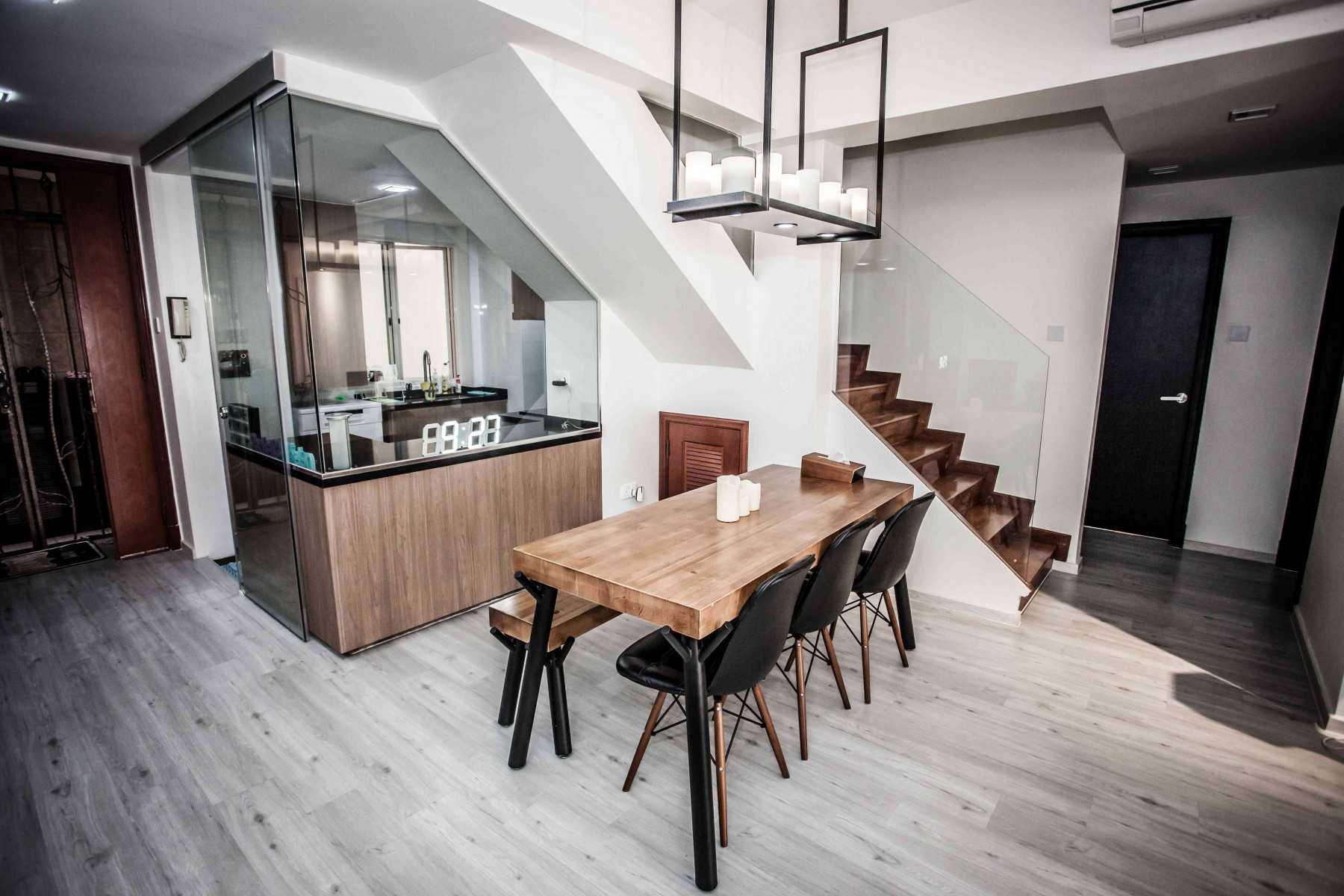 Contemporary Dining Room with Dining Table and Dining Chairs