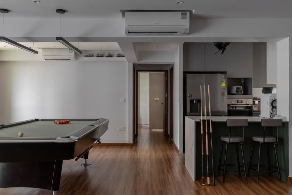 Modern Kitchen with Wood Flooring and Kitchen Island