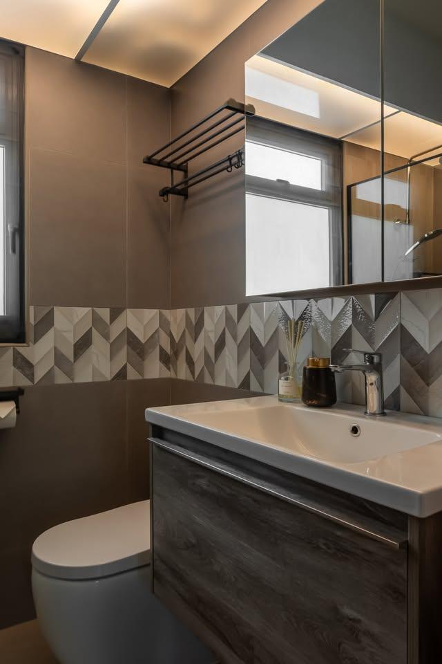 Modern Bathroom with Mirror and Bathroom Sinks