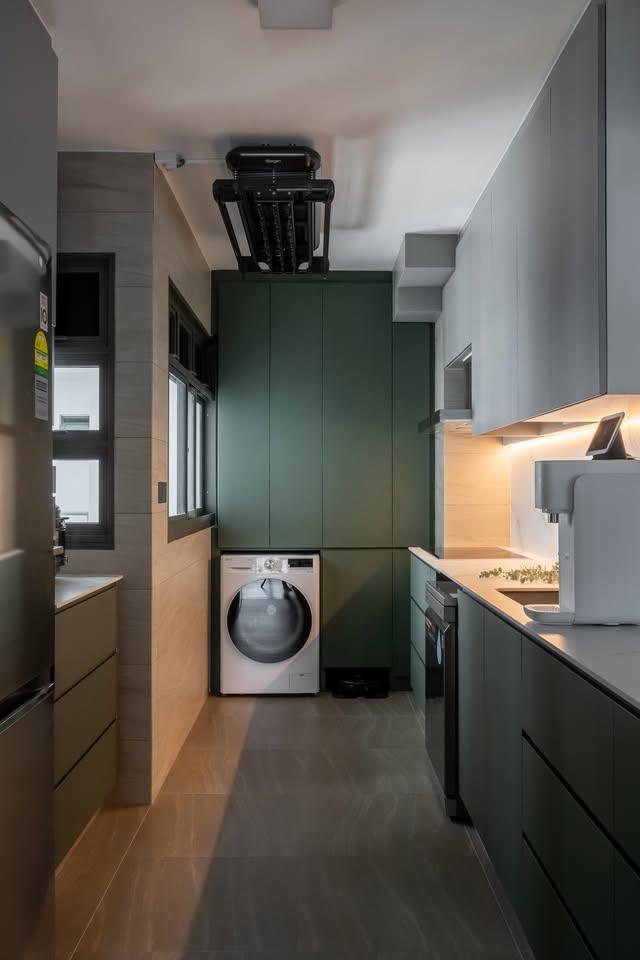 Modern Kitchen with Kitchen Cabinets and Oven
