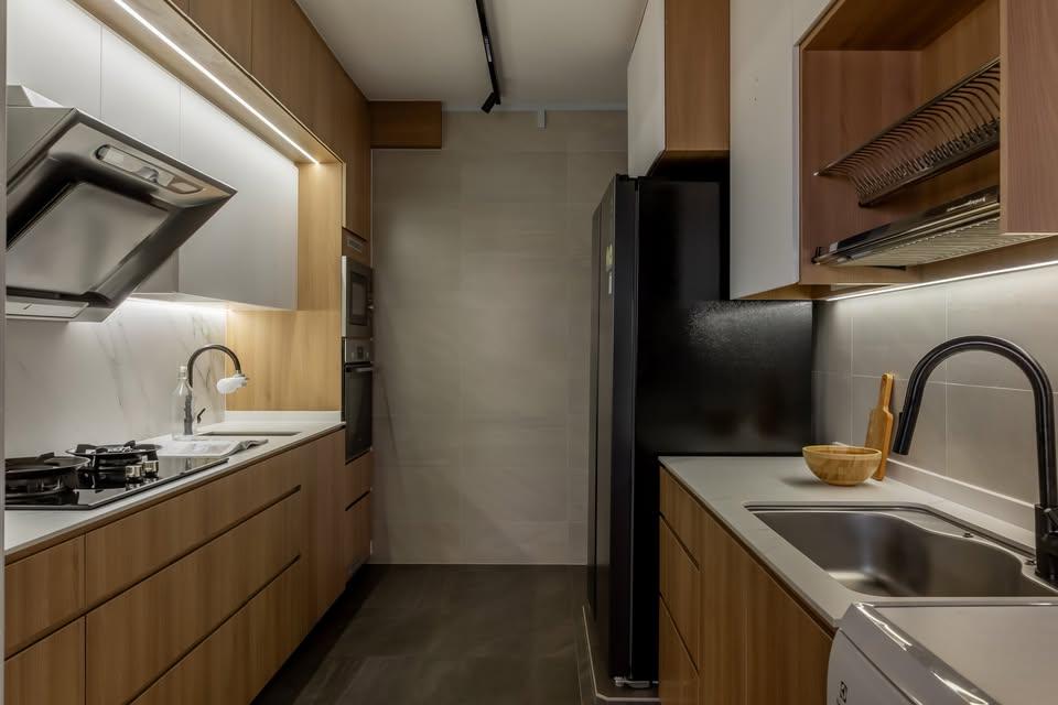 Modern Kitchen with Kitchen Tap and Kitchen Cabinets