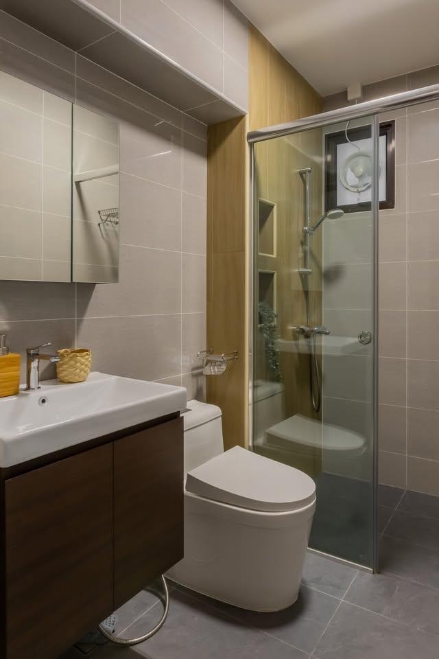 Modern Bathroom with Mirror and Bathroom Sinks