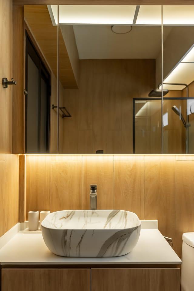 Modern Bathroom with Mirror and Bathroom Storage