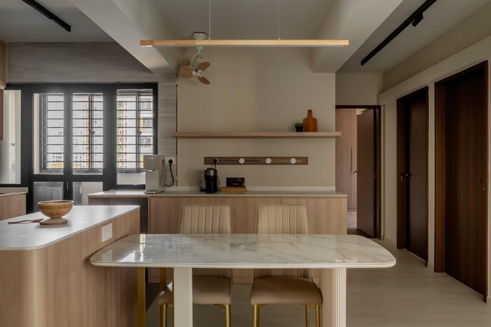 Modern Dining Room with Dining Table and Dining Chairs