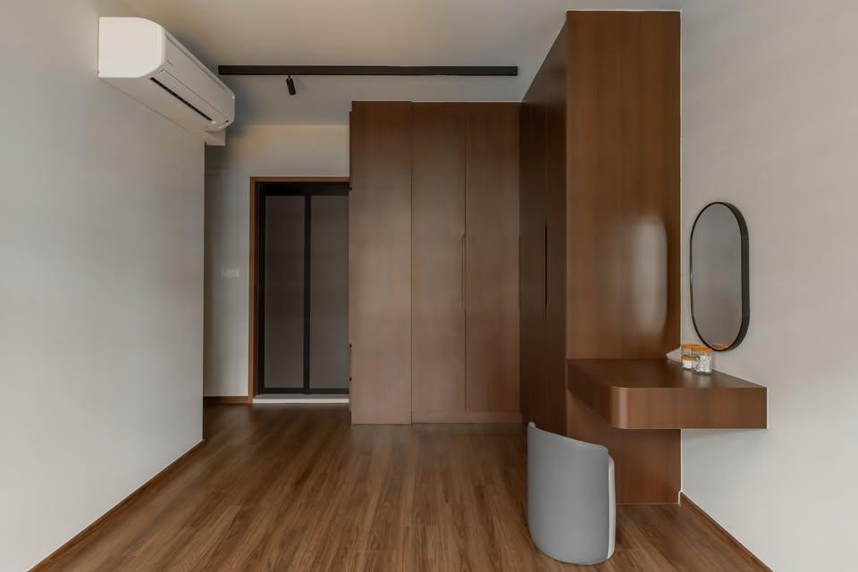 Modern Bedroom with Vinyl Flooring and Wardrobe