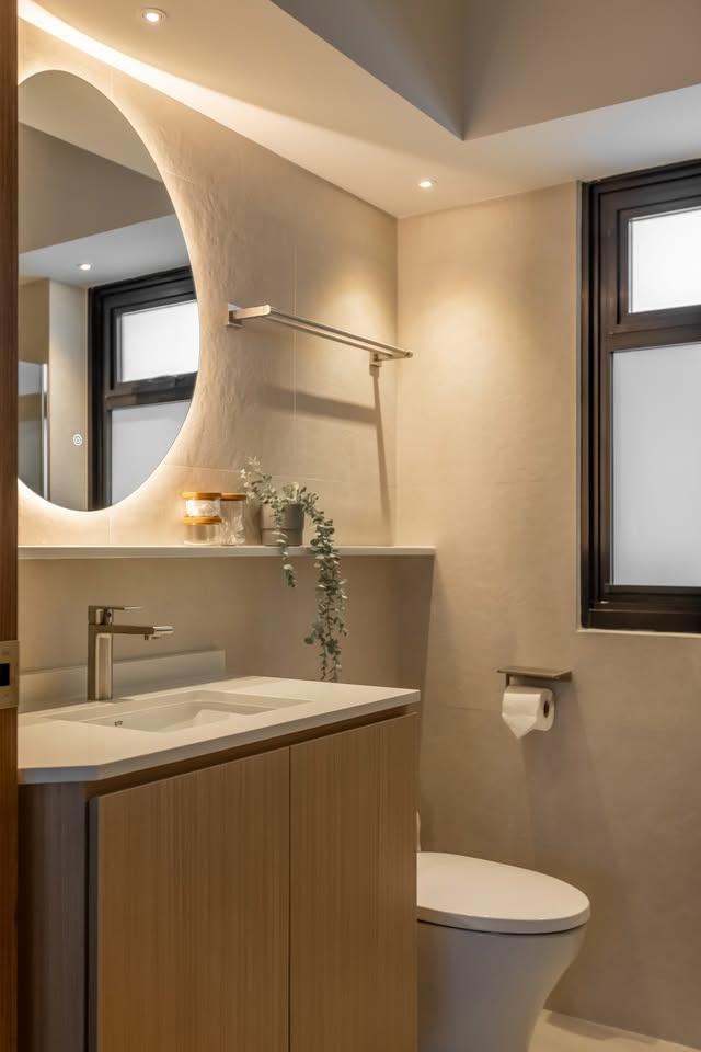 Modern Bathroom with Mirror and Bathroom Storage