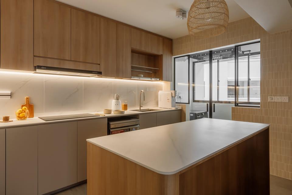 Modern Kitchen with Kitchen Island and Kitchen Tap