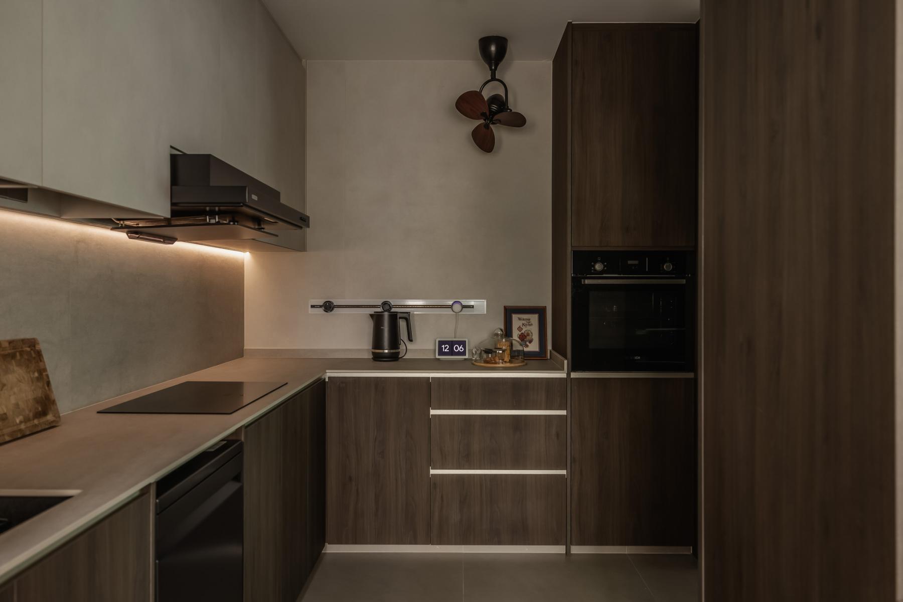 Contemporary Kitchen with Countertop and Kitchen Backsplash