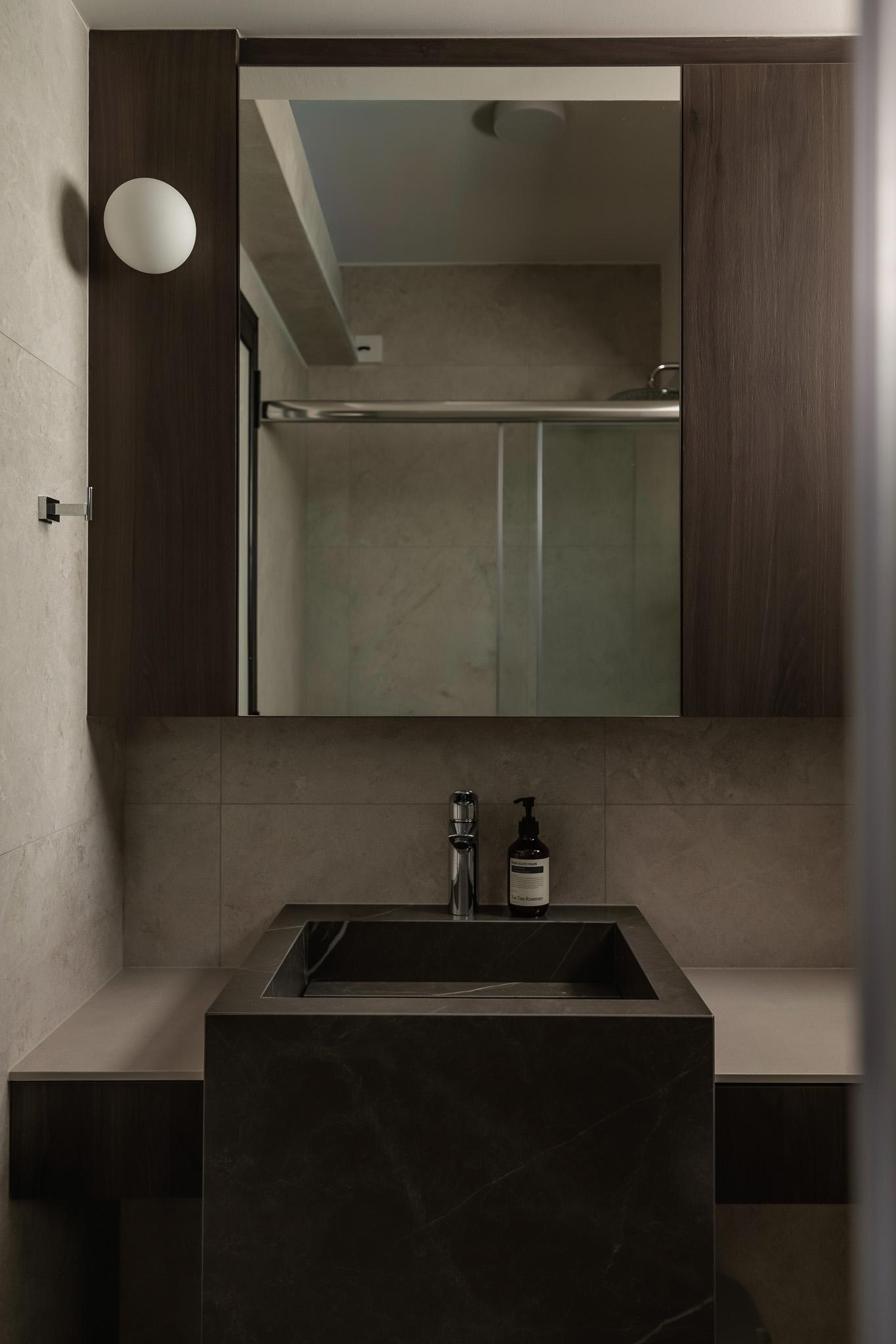 Contemporary Bathroom with Mirror and Showers