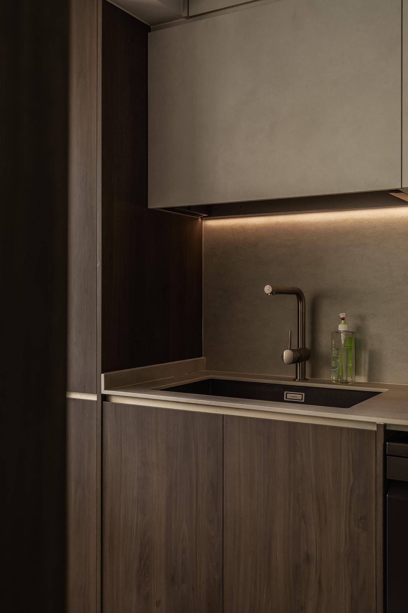 Contemporary Kitchen with Breakfast Counter and Kitchen Backsplash