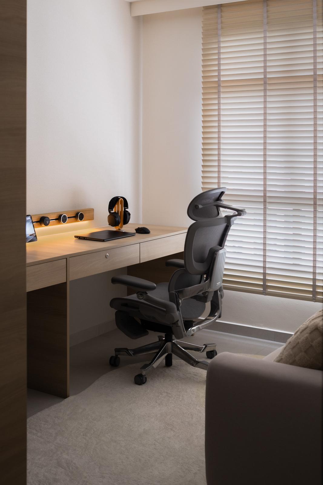 Modern Study with Homogeneous Tiles and Desk